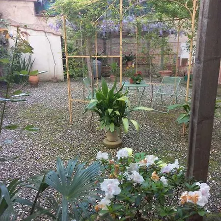 Central And Cosy Pied-a-terre W/ Free Parking Apartment